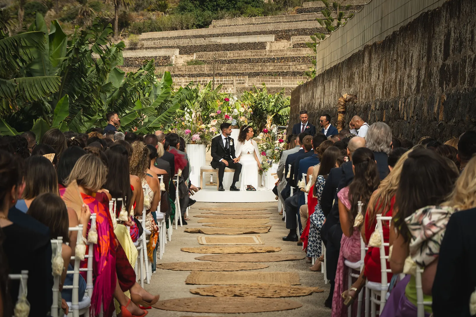 Marta y Eliezer celebrando su boda en Finca Quiñones, organizada por Los Zapatos de Valeria.