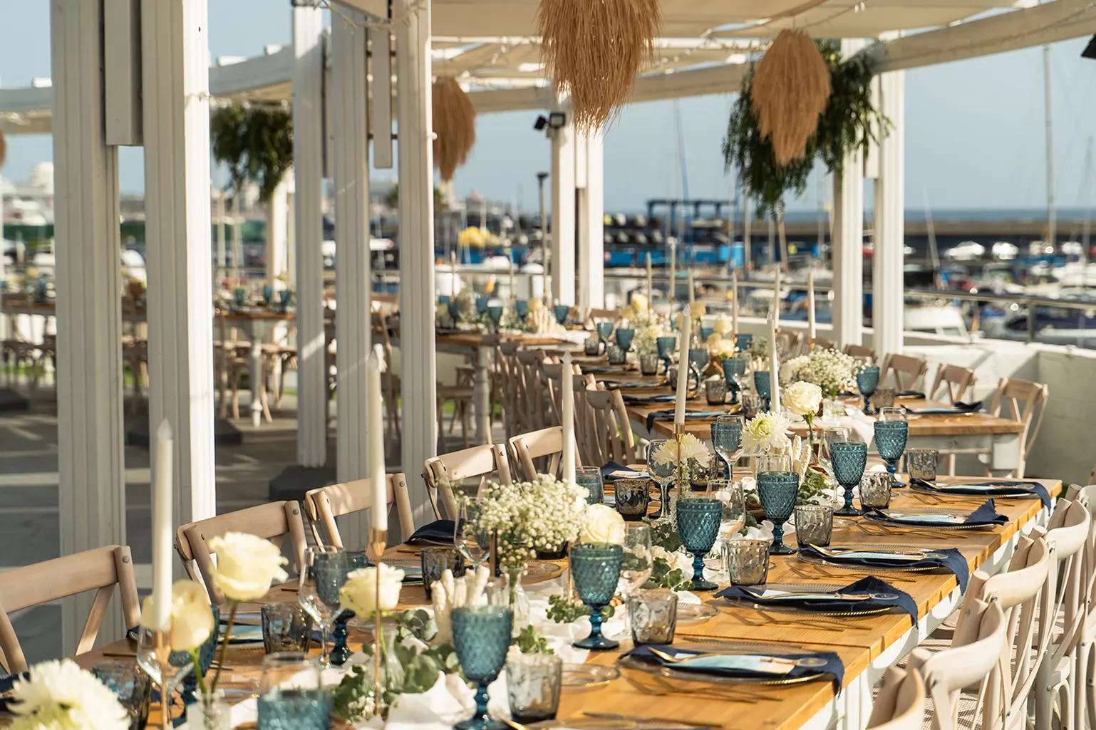 Boda de estilo marítimo en Tenerife, con decoración marinera en el Club Náutico de Puerto Colón. Diseño por Los Zapatos de Valeria.