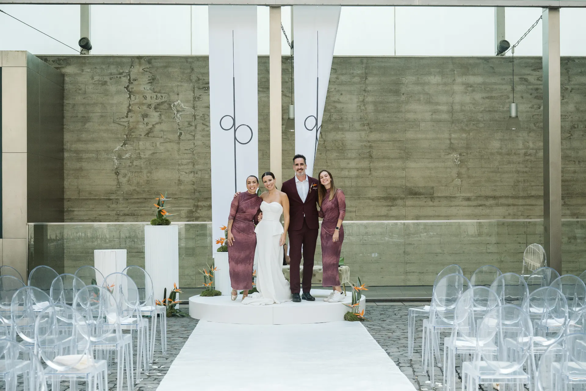 Diana y Pedro sonriendo en su boda en el Museo MUNA organizada por Los Zapatos de Valeria, Wedding Planner en Tenerife