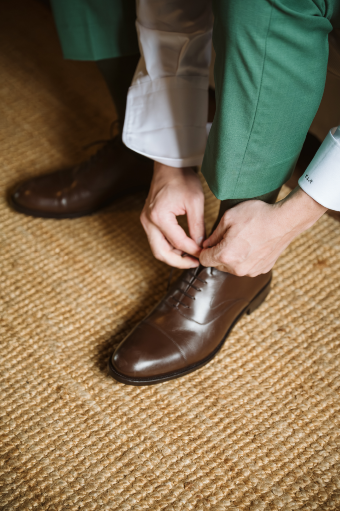 El novio ajustando los detalles de su traje antes del enlace en Finca Quiñones.