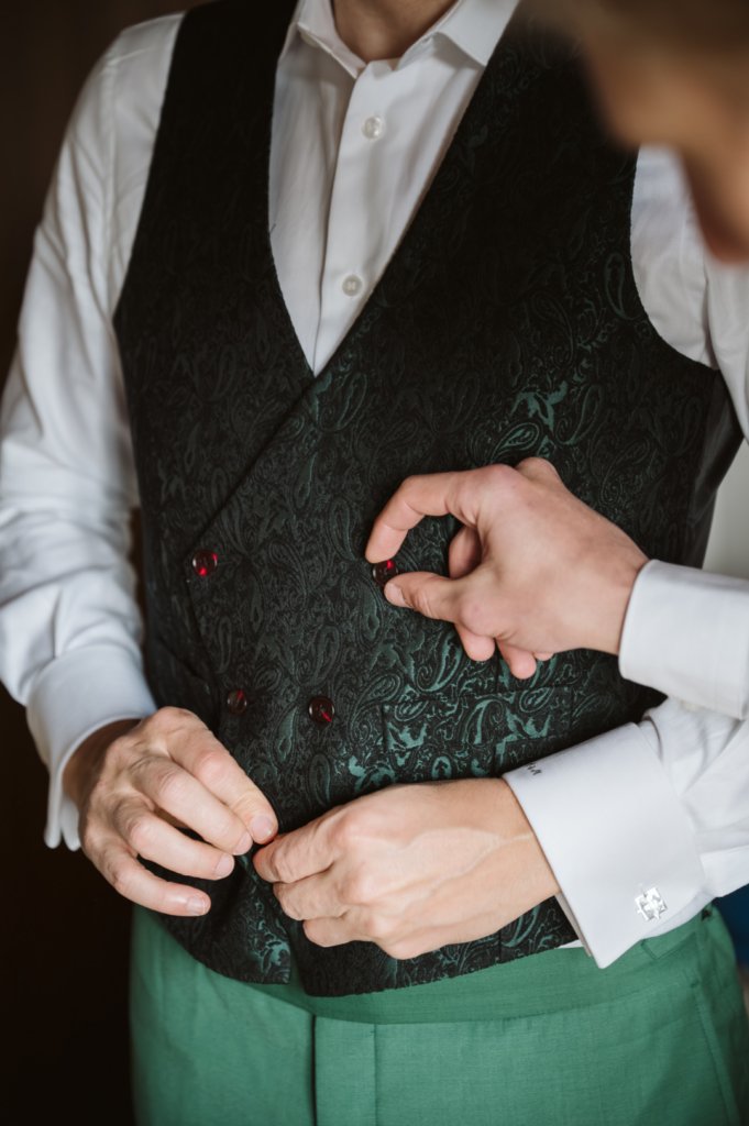 Primer plano de los detalles y preparativos del novio en su boda.