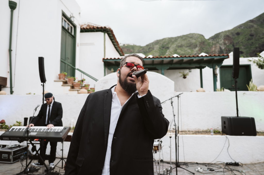 Artistas realizando una actuación musical en vivo durante la celebración de la boda de Clara y Marcus.