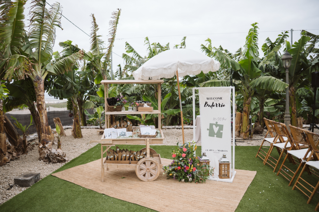 Detalle de la decoración floral y elementos decorativos cuidadosamente seleccionados para la boda de Clara y Marcus en la Finca Quiñones.