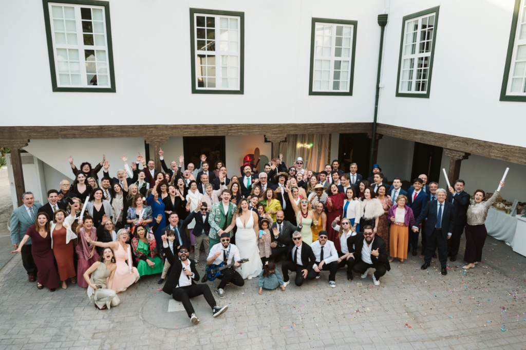 Invitados disfrutando del ambiente festivo en la boda de Clara y Marcus celebrada en la Finca Quiñones