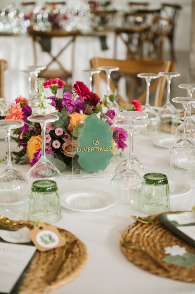 Mobiliario elegante y decoración personalizada en la boda de Clara y Marcus celebrada en la Finca Quiñones