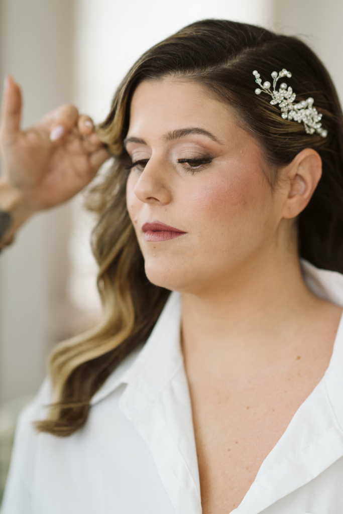 La novia preparándose antes de la ceremonia de boda en Finca Quiñones.