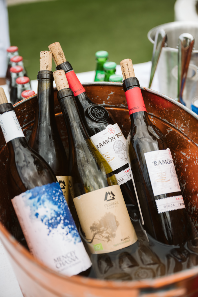 Selección exclusiva de vinos servidos en el banquete de la boda de Clara y Marcus en Finca Quiñones.