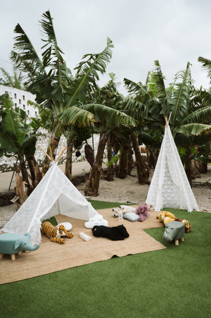 Zona de juegos infantil diseñada especialmente para los niños en la boda de Clara y Marcus en Finca Quiñones.